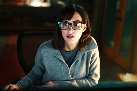 本文深入探讨了苹果电视+推迟杰西卡·查斯坦主演的惊悚剧《天才》(The Savant)上映的决定,分析了事件背后的敏感时事因素以及剧集本身的内容和制作团队情况,为读者呈现一个全景式的解读。
