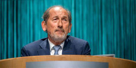 雀巢公司董事长保罗·布尔克提前辞职,紧随两周前首席执行官劳伦特·弗雷克斯因违反公司政策被突然解职之后,引发了食品行业的广泛关注。本文深入剖析雀巢此次高层变动的背景、影响及未来展望。
