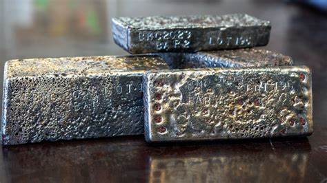 Borealis Mining在内华达的Borealis矿首次完成从堆浸和库存破碎物料中浇铸出的金银doré金条交付精炼,标志着公司氧化矿物料处理进入实际产出阶段,对营收、矿山复产节奏与区域贵金属格局具有重要影响。本文从工艺细节、产业链环节、监管与环境考量以及对投资者与行业的潜在影响展开分析。
