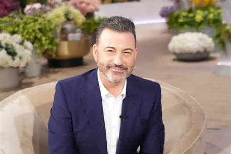 近日,迪士尼公司宣布因主持人Jimmy Kimmel关于共和党活动家Charlie Kirk刺杀事件的争议性言论暂停播出的节目《Jimmy Kimmel Live!》将重新开播。本篇文章深入解读事件起因、迪士尼的应对策略、公众反应及此事件对晚间脱口秀节目的深远影响。
