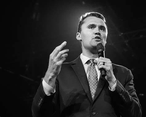 查理·柯克的生活与工作经验教导我们如何坚定信念,勇敢展现真实自我。他的影响力不仅限于政治领域,更激励人们在复杂环境中坚持自我,勇于表达理念。
