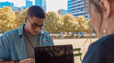 深入分析Z世代在职场上的表现、面临的挑战以及他们如何通过自身优势和适应能力在不断变化的职场环境中找到自己的位置。本文聚焦于Z世代是否具备良好的就业能力,及其对未来职业发展的影响。
