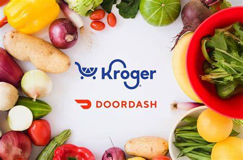 介绍 DoorDash 与 Kroger 扩大合作、从所有 2,700 家美国门店提供完整生鲜与日用商品配送的背景、商业逻辑、对消费者与零售业竞争格局的影响,以及对物流、定价与未来趋势的分析与建议
