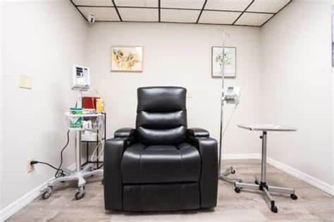 Noble Infusion以其丰富多样的输液治疗方案和专业的护理服务,成为患者和医疗提供者的信赖选择,助力各种复杂疾病的有效管理与康复。本文深入介绍其多达70余种的FDA批准疗法、保险支持及舒适的治疗环境,全面展现Noble Infusion在输液领域的卓越优势。
