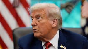 报道总统在社交媒体上宣布部署联邦军队到波特兰并宣称授权"全力以赴",从法律依据、行政程序、宪政风险、地方反应与实际执行可能性等角度解析事件背景与潜在后果,帮助读者理解事态演变及其对民主与法治的影响。
