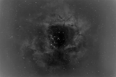 探讨天文摄影校准过程中遇到的平场过度校正问题及ZWO电子滤镜轮(EFW)光漏现象,深入剖析成因与解决方法,帮助天文摄影爱好者提升影像质量。文章结合实际案例详细介绍了校准流程、常见误区和有效调试技巧,为爱好者提供全面的参考与指导。
