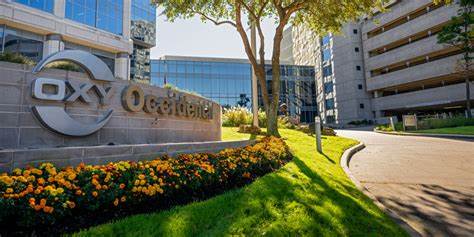 报道伯克希尔哈撒韦接近以近100亿美元收购西方石油(Occidental)旗下化工业务,解析交易背景、双方动机、对石油化工产业链和资本市场的潜在影响,并评估监管、环境与整合风险与机会。
