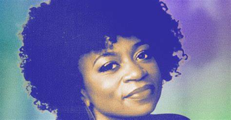 探讨职场要求"做真实的自己"背后的矛盾与风险,分析组织文化、政治环境、监控技术与情感劳动如何让真实表达付出代价,并提出员工在复杂职场中保护自我与建立心理安全的可行路径
