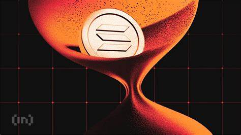 在期货未平仓合约下降与短期持有者净未实现盈亏走弱的双重信号下,Solana面临关键支撑位考验。本文解析链上指标、市场情绪与可能的价格路径,并提出交易与风险管理建议。
