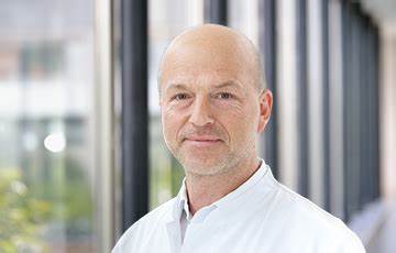 介绍风湿病学医生 Dr. med. Cay-Benedict von der Decken 的基本信息、就诊注意事项以及风湿性疾病的常见检查与治疗建议,帮助患者在斯托尔贝格地区寻找专业医疗资源和准备首次就诊。
