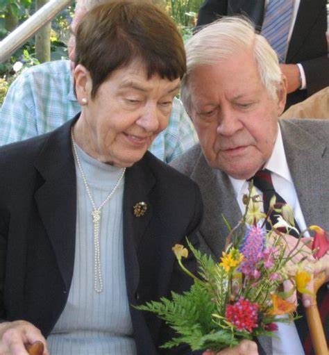 深入探讨洛基·施密特及其所创立的国际园艺交流基金会如何推动珍稀濒危植物保护,通过国际合作加深植物学知识,实现跨文化园艺经验的分享与传承。
