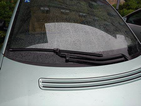 深入探讨德国知名讽刺节目《Scheibenwischer》的发展历程、节目特色及其在德国政治文化中的重要影响,解析这档节目如何通过严肃幽默挑战政治权威,引发争议与思考。
