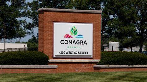 Conagra Brands(康纳格拉)在2026财年第一季度交出超预期业绩的同时面临关税和通胀带来的成本压力。本文深入解读公司财报数据、细分业务表现、关税如何推动食品价格上行及其对消费行为和公司策略的影响,并为投资者和行业观察者提供可操作的观察点与应对建议。
