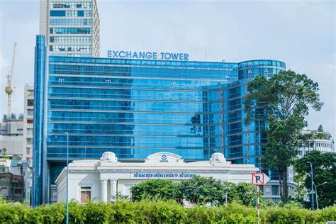 越南知名食品饮料企业Masan Consumer正积极探索最高达十亿美元的上市前投资机会,旨在为即将到来的胡志明市证券交易所公开上市做准备。随着地区市场环境的改善和贸易紧张局势的缓解,Masan的战略动作不仅反映出当地资本市场的复苏迹象,也彰显出其作为越南快消品行业龙头的市场雄心。
