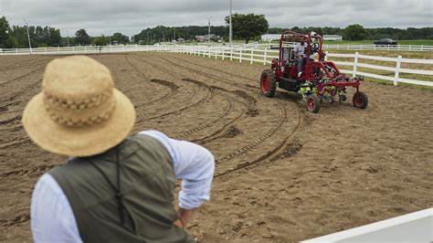探讨密歇根小型农场采用电动拖拉机的现实可行性与长远影响,结合密歇根州立大学演示经验、技术限制、经济分析、充电与太阳能配套、自动化趋势与政策建议,为小农户与农业决策者提供务实参考。
