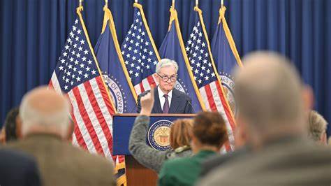 美国联邦储备委员会主席鲍威尔近期的言论引发市场对第二次降息可能性的广泛关注,本文深入探讨了其背后的政策逻辑、市场反应以及未来经济前景,为投资者和财经爱好者提供全面的分析和洞见。
