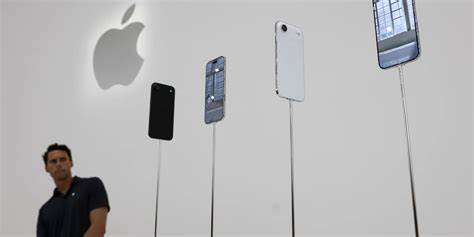 随着科技行业格局的不断变化,苹果公司的股价呈现平稳态势,而甲骨文则表现出强劲的增长势头。本文深入探讨二者表现差异的原因,分析科技股投资的未来趋势,对于了解市场赢家与落后者具有重要参考价值。
