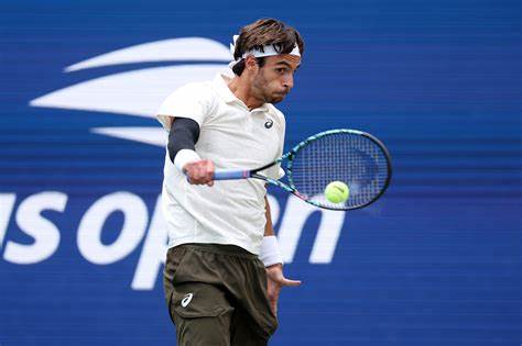 探讨单手反拍技术在现代职业网球中的地位变化,分析其优势与劣势以及导致其逐渐失去主导地位的多方面原因。
