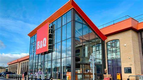 英国家居建材零售商Kingfisher在2025财年上半年实现稳健业绩增长,公司上调全年利润指引并加速回购计划。文章分析关键财务数据、地区表现、驱动因素与风险,为投资者和行业观察者提供全面解读。
