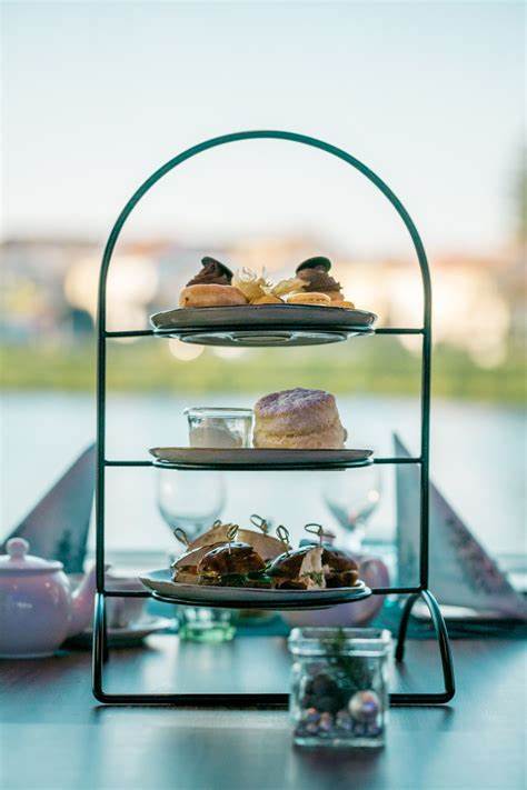 深入探索位于瑞士巴塞尔莱茵河畔的Bebbi Tea Time,感受这家茶馆如何结合传统与现代,为茶爱好者提供独特的饮茶体验。了解Bebbi Tea Time的背景、菜单特色以及在巴塞尔饮食文化中的重要地位。
