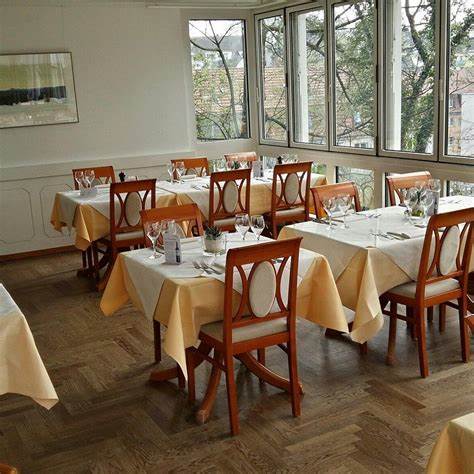 探索苏黎世沃利肖芬的十家顶级餐厅,深入了解各家餐厅的特色菜品、用餐环境及独特魅力,助力美食爱好者在这片美食宝地找到心仪之选。
