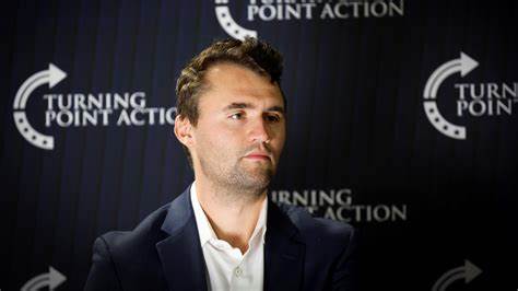 查理·柯克遭遇枪击事件后,许多员工因公开表达对事件的看法而被解雇。这一现象揭示了职场中的言论自由限制,探讨了雇主与雇员之间的权利平衡以及法律在不同州的保护差异。本文深入分析事件影响、法律框架和社会反应,帮助读者全面理解言论自由在职场中的实际应用。
