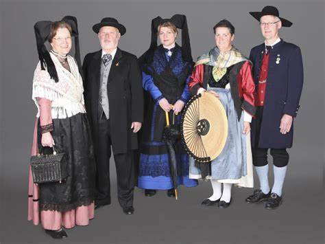 深入解析巴登-符腾堡各地区传统服饰(Trachten)的地域差异、历史渊源、民间传承与现代实践,介绍如何参观、参与与购买相关资料,为探索德国南部民俗文化提供实用指南与资源信息。
