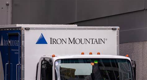 探讨如果十年前投资1万美元于铁山公司(Iron Mountain Inc.),如今您的投资将如何增长,涵盖股价涨幅、股息回报及未来展望,帮助投资者深入了解铁山的投资价值和股市表现。
