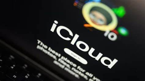 英国政府要求苹果为英国用户的 iCloud 加密备份提供访问途径,引发隐私权、网络安全和国际关系的多重争论。本文梳理事件始末、技术与法律背景、各方立场及可能后果,为读者提供全面分析与实务建议。
