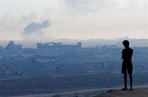 在穆斯林国家施压下,哈马斯对特朗普提出的和平框架表现出相对开放态度。本文梳理事件背景、各方动因与利益博弈,评估可能的路径与风险,为理解中东局势与巴以和平前景提供系统分析。
