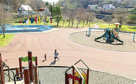介绍北海道室蘭的入江運動公園,详细解析公园设施、交通便利性、亲子游乐优势及周边配套,帮助家庭规划完美的户外活动体验。
