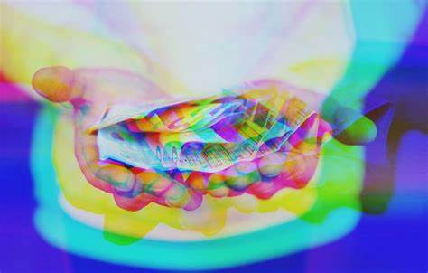 Semler Scientific与Strive的股票换股收购交易引发市场广泛关注。本文深入分析此次合并的战略意义、市场反应及未来增长潜力,揭示这笔交易为何被Benchmark分析师视为一大投资机会。
