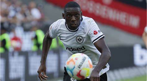 深入解析德国足球甲级联赛中法兰克福足球俱乐部的历史、现状和未来潜力,揭示其阵容实力、转会策略及球队表现,为球迷和足球爱好者提供权威资讯洞察。
