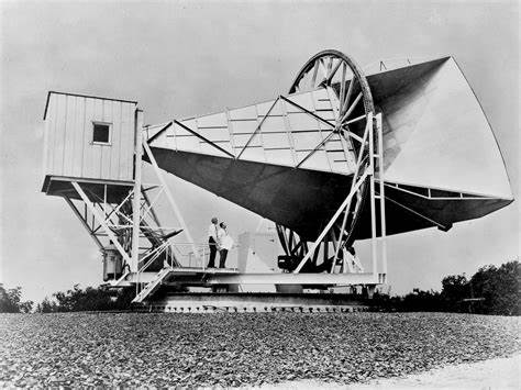 回顾彭齐亚斯与威尔逊如何在霍姆德尔的角喇叭天线中发现宇宙微波背景辐射,揭开大爆炸理论实证的科学传奇及其对现代宇宙学与无线通信技术的深远影响
