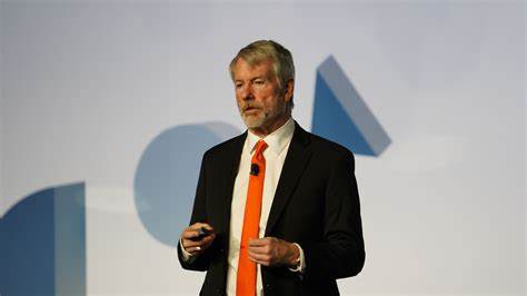 迈克尔·塞勒针对MicroStrategy公司可能出售比特币以支付其股息,提出了一个引发市场关注和争议的"最坏情况"计划。对此,著名空头投资人吉姆·查诺斯公开批评这一策略,称其为没有实质意义的金融操作。本文深入分析该事件的背景、双方观点以及这一策略对MicroStrategy和整体市场可能产生的影响。
