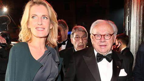 在经历三十年婚姻后突然分离,许多人在情感的迷茫与痛苦中寻找慰藉。本文探讨慰藉之恋的内涵和挑战,揭示长久婚姻破裂背后的情感纠葛,以及如何在新关系中寻求成长与解脱。
