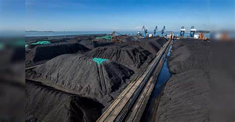 在人工智能快速扩张的背景下,美国政府提出延长老旧煤电机组运行期限以保障电力供应,文章从能源政策、电网稳定、环境影响与替代方案多个角度分析这一决策的必要性与风险,并探讨长期能源转型的可行路径。
