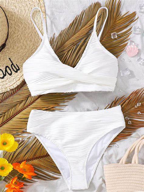 详尽解析2024年女孩泳装最新流行趋势及购买指南,助力家长选购既时尚又实用的泳装,兼顾价格与品质,打造夏日清凉穿搭。
