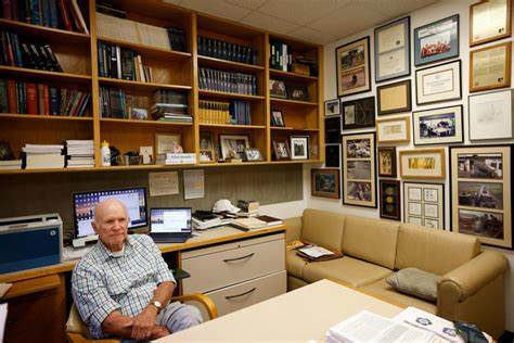 达拉斯科学家因其对'丑小鸭'蛋白质的开创性研究荣获备受赞誉的'美国诺贝尔奖',推动了蛋白质科学领域的重大突破,提升了疾病治疗和生物医药开发的前景。
