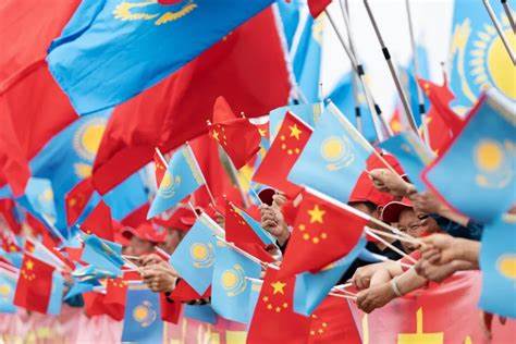 哈萨克斯坦与香港的双重上市案例成为推动"一带一路"倡议下区域资本市场互联互通的关键里程碑,助力中哈企业跨境融资与投资合作,拓展中亚及欧亚市场的经济潜力。本文深入分析双重上市的意义及其对区域商业和投资环境的深远影响。
