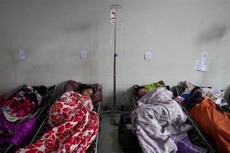 印尼西爪哇省数千学童因政府免费营养午餐项目接连发生食物中毒事件,揭示了该项目在快速扩张过程中存在的食品安全漏洞与监管挑战,且此事件有望促使相关部门重新审视学校膳食供应链管理和食品安全标准。
