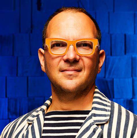 围绕科幻作家科里·多克托洛对人工智能的独特观点,深度探讨"半人马"和"逆向半人马"的概念,剖析人工智能技术背后的社会结构及其对人类工作方式的影响。解读技术与社会安排之间的复杂关系,提供对未来人工智能使用的新视角。
