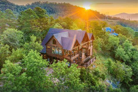 布罗肯博奥小木屋位于俄克拉荷马州的布罗肯博奥地区,是融合自然美景与现代设施的理想度假选择,为各类游客提供独特的住宿体验,无论是浪漫出游、家庭聚会还是休闲钓鱼,都能满足多样化需求。
