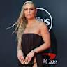 林赛·冯恩在2026年冬奥会下坡滑雪比赛中严重受伤,引发广泛关注。本文深入探讨她的伤情、职业生涯以及退役争议,展现这位传奇滑雪运动员的坚韧与挑战。
