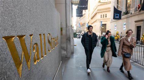 随着首个现货XRP和狗狗币ETF即将在美国正式交易,投资者将首次通过受监管渠道轻松接触到这两大热门加密资产。本文深入解读ETF背后的机制、监管环境和市场影响,助力读者全面了解数字货币投资新趋势。
