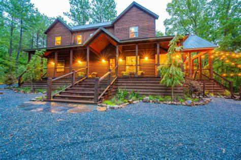 深入了解Beavers Bend Creative Escapes在Broken Bow地区提供的豪华木屋租赁服务,体验结合自然美景与优质设施的理想度假方式,助您规划难忘的家庭聚会、浪漫蜜月及企业团建。
