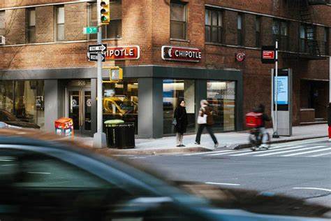 在市场由少数巨头主宰的时代或许终将改变,本文剖析七大科技巨头可能走弱的原因,阐述被市场忽视的中小市值与非核心蓝筹 -  - 所谓被遗忘的50家公司 -  - 如何在轮动中迎来结构性机会,并提供从宏观到个股层面的筛选与组合思路,帮助投资者在分散化、估值修复和主题扩散中找到可行路径。
