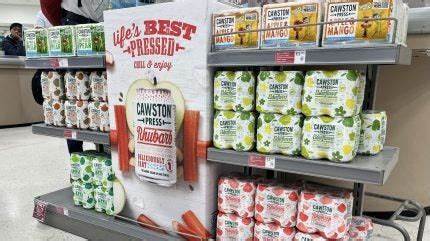 探讨Cawston Press如何凭借高品质无添加的产品理念,在竞争激烈的英国软饮市场中脱颖而出,以及董事总经理Steve Kearns对小型品牌如何借助创新和独特优势挑战行业巨头的深刻见解。
