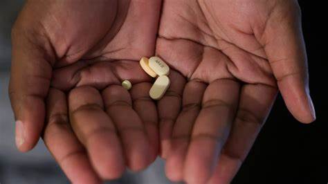 深入探讨英国制药研发投资放缓的现象及其背后的原因,解析全球医药市场最新发展趋势及重要企业动态,全面呈现健康医疗行业的最新市场动向与未来展望。
