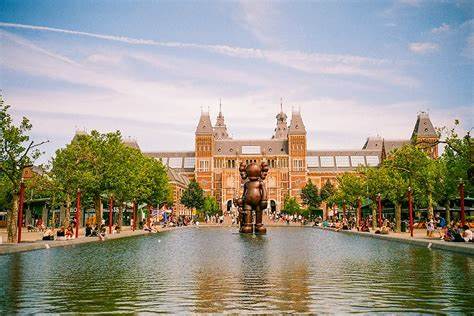 深入了解阿姆斯特丹国立博物馆,感受荷兰辉煌的艺术成就与历史传承,探索梵高、伦勃朗和维米尔等大师的杰作,以及丰富的文化活动与实用访问信息。
